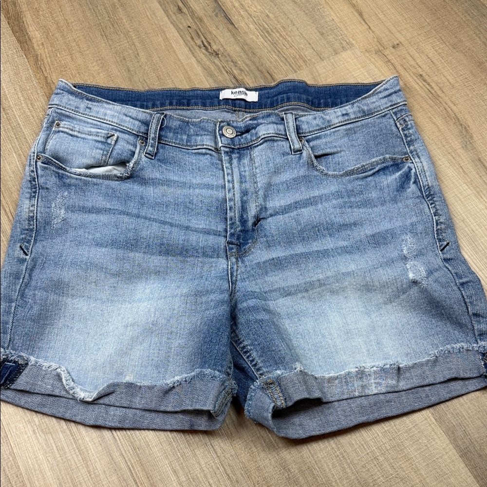 Kensie Women's Light Wash Distressed Denim Roll-Cuff Shorts. Size 10/30